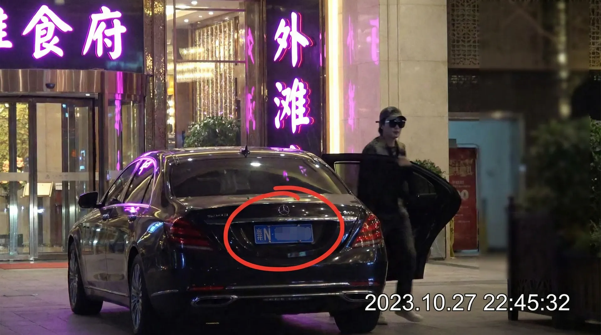 极品美女 - 豪车餐厅外偷拍